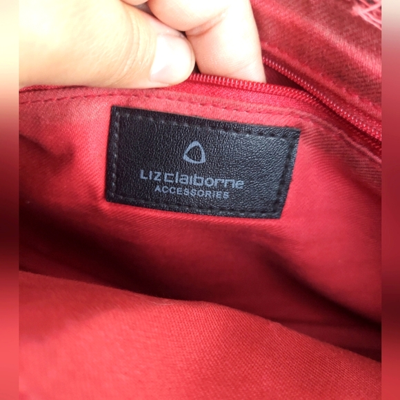 🚫SOLD🚫 Liz Claiborne Black Crossbody with TONS of Pockets! - Picture 3 of 10